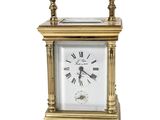 une horloge en or avec des chiffres romains