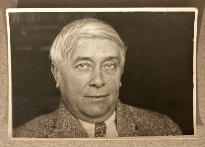 une photo en noir et blanc d'un homme en costume-cravate