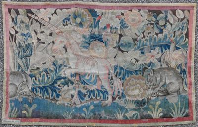 une photo d'une tapisserie représentant des animaux et des fleurs