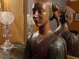 une statue de femme assise sur une table