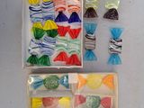 une boîte de bonbons et de confiseries assortis posée sur une table