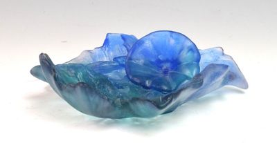 un saladier en verre bleu posé sur une table