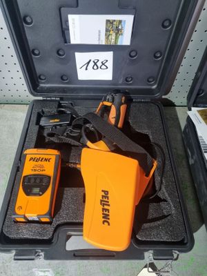 un étui orange et noir contenant une télécommande et d'autres objets