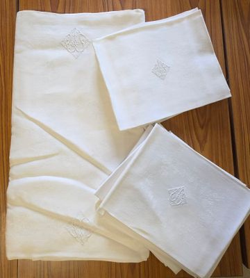 521 / CH-B5 / Nappe en damassé blanc, chiffrée 4 fois "…