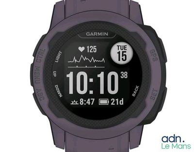 un gros plan d'une montre violette équipée d'un cardiofréquencemètre