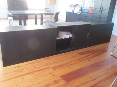 un bureau avec une chaise et une armoire au milieu de la pièce