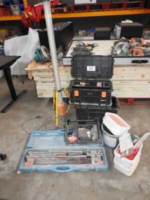 un tas d'outils posés par terre dans un garage