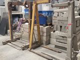 un gros tas de parpaings entreposé dans un entrepôt