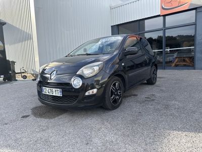 une voiture noire garée devant un bâtiment dans un parking