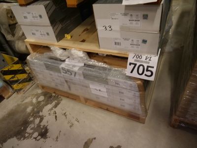 un grand nombre de cartons posés sur le sol