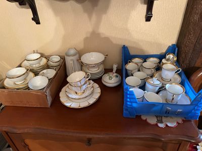 une table sur laquelle se trouvent plusieurs assiettes et bols