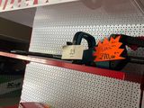 une étagère rouge sur laquelle est accrochée une pancarte, dans un magasin