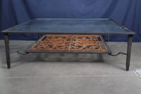 Table basse carrée, plateau verre, piétement en fer forgé (photo 2)