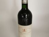 une bouteille de vin posée sur une table