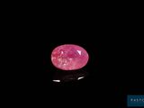 un diamant rose sur fond noir
