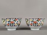 paire de bols chinois bleus et blancs ornés de motifs floraux
