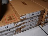 de nombreux cartons empilés sur le sol
