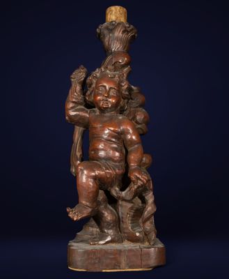 une statue en bronze représentant un homme portant un enfant sur le dos