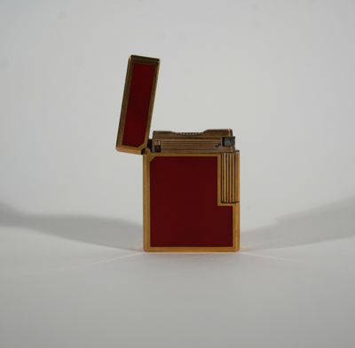 ST.DUPONT Briquet en métal doré et laque rouge Numéroté G4PN…