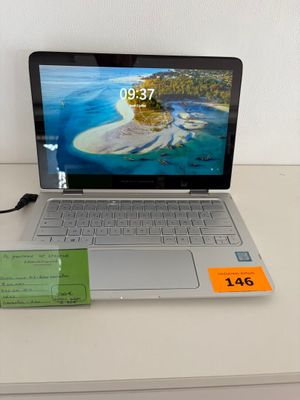 un ordinateur portable posé sur une table avec une étiquette de prix dessus