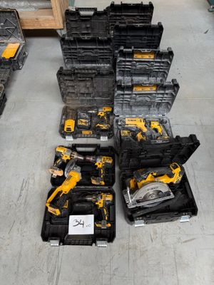 un grand nombre d'outils posés sur le sol