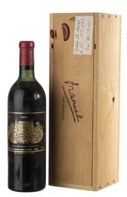 une bouteille de vin posée à côté d'une caisse en bois
