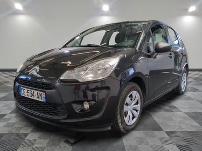 la petite voiture noire est garée sur un carrelage à carreaux