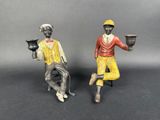 deux figurines représentant un homme et une femme assis sur une chaise