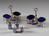 plusieurs morceaux de verre argenté et bleu sur un fond blanc