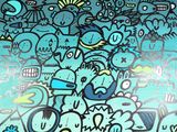 un mur bleu recouvert de nombreux dessins