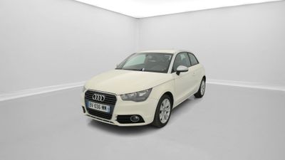 une Audi blanche dans une pièce blanche au sol blanc