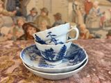 une tasse à thé et sa soucoupe posées sur une table