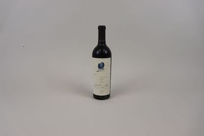 une bouteille de vin posée sur une table