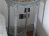 une petite table avec un plateau en marbre dans une chambre