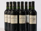 six bouteilles de vin sont alignées sur une surface blanche