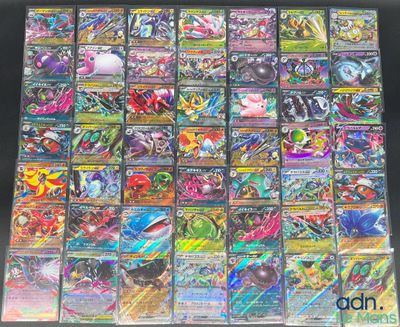une grande collection de cartes Pokémon posée sur une table