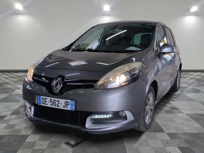 la photo d'une voiture garée dans un garage