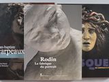 deux livres posés sur une table, à côté d'une statue représentant une femme