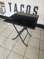 8 tables pliantes en métal et 1 noire