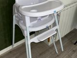 une chaise haute dans un coin de la pièce