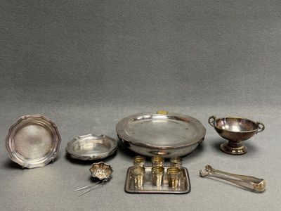 Lot de métal argenté: chauffe-plat, quatre dessous de boutei…