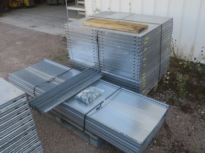 une pile de tôles empilées les unes sur les autres