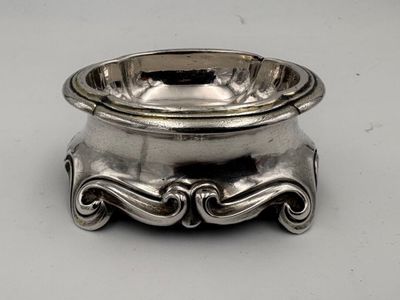 Saleron en argent uni, le corps à décor de volutes et de con…