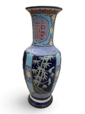 un vase bleu orné d'un motif sur fond blanc