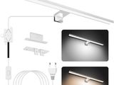 un gros plan d'une lampe fixée au mur