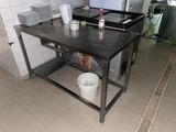 une photo d'une cuisine avec une table et une cuisinière