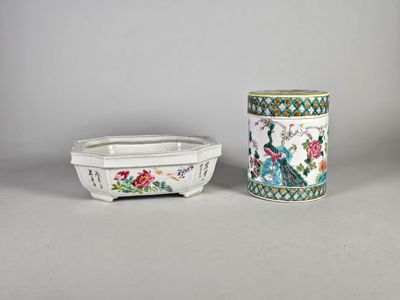 Lot de deux porcelaines émaillées polychromes, comprenant un…