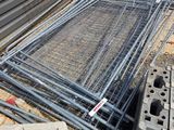 un tas de matériel de chantier posé à même le sol