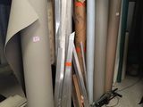 de nombreux rouleaux de papier posés par terre dans une pièce