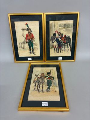 trois photos encadrées représentant des soldats en uniforme, présentées dans un cadre doré